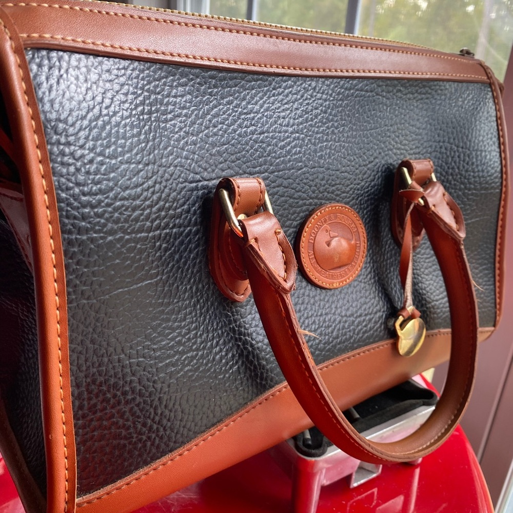 D&B Elegant Black and Tan Leather Handbag - Picture 13 of 15